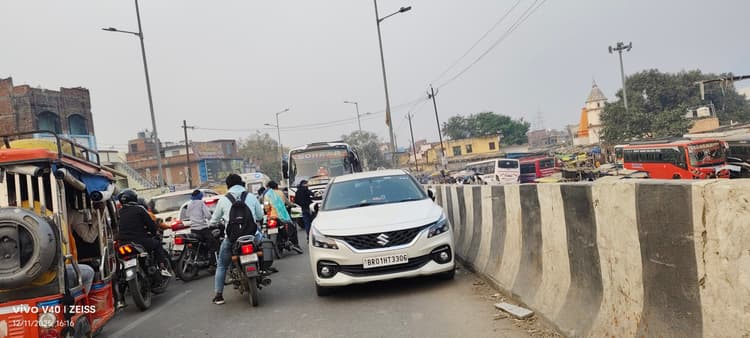 कोचस का ओवरब्रिज बना पार्किंग स्थल, रोज लगता है घंटों जाम