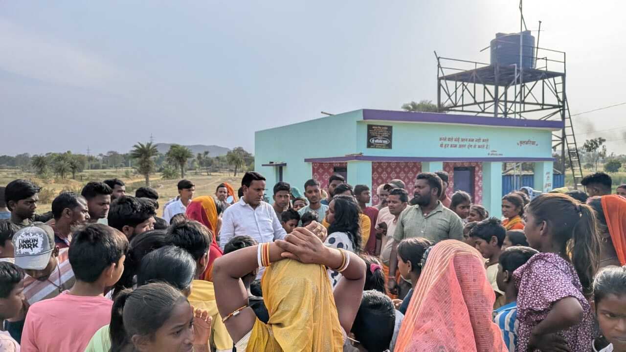 बच्चा चोरी की अफवाह में महिला को बांधकर पीटा, मुखिया ने बचायी जान