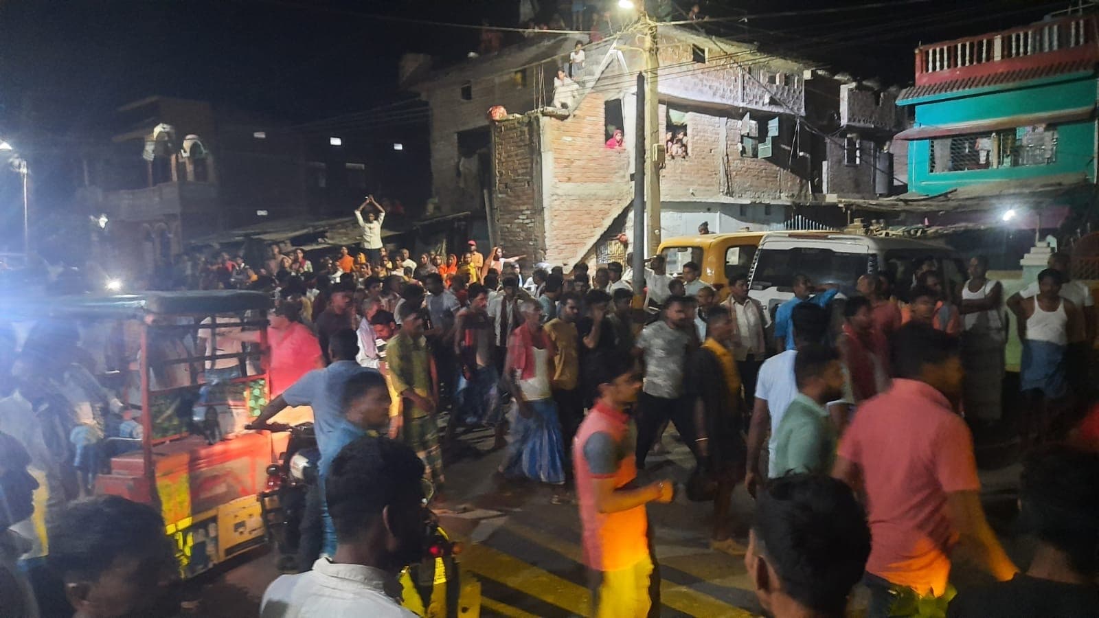 ठेकेदार का शव गांव पहुंचते ही मचा कोहराम