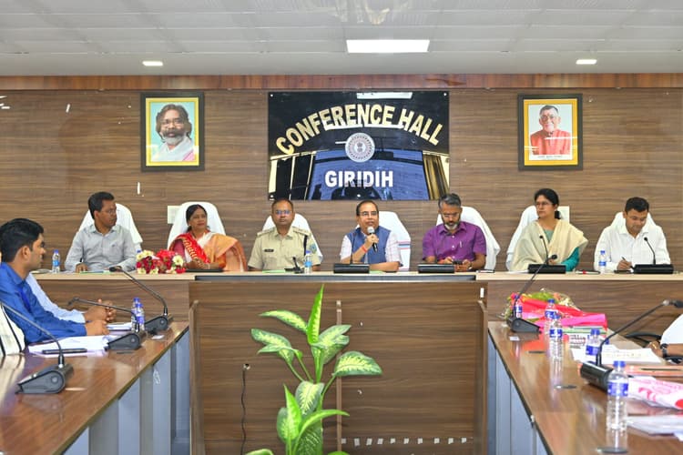 Giridih News :प्रमंडलीय आयुक्त ने मेयर व पार्षदों को दिलायी पद व गोपनीयता की शपथ