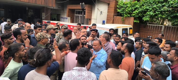 Giridih News :विश्वनाथ नर्सिंग होम में ऑपरेशन के बाद महिला की मौत, हंगामा