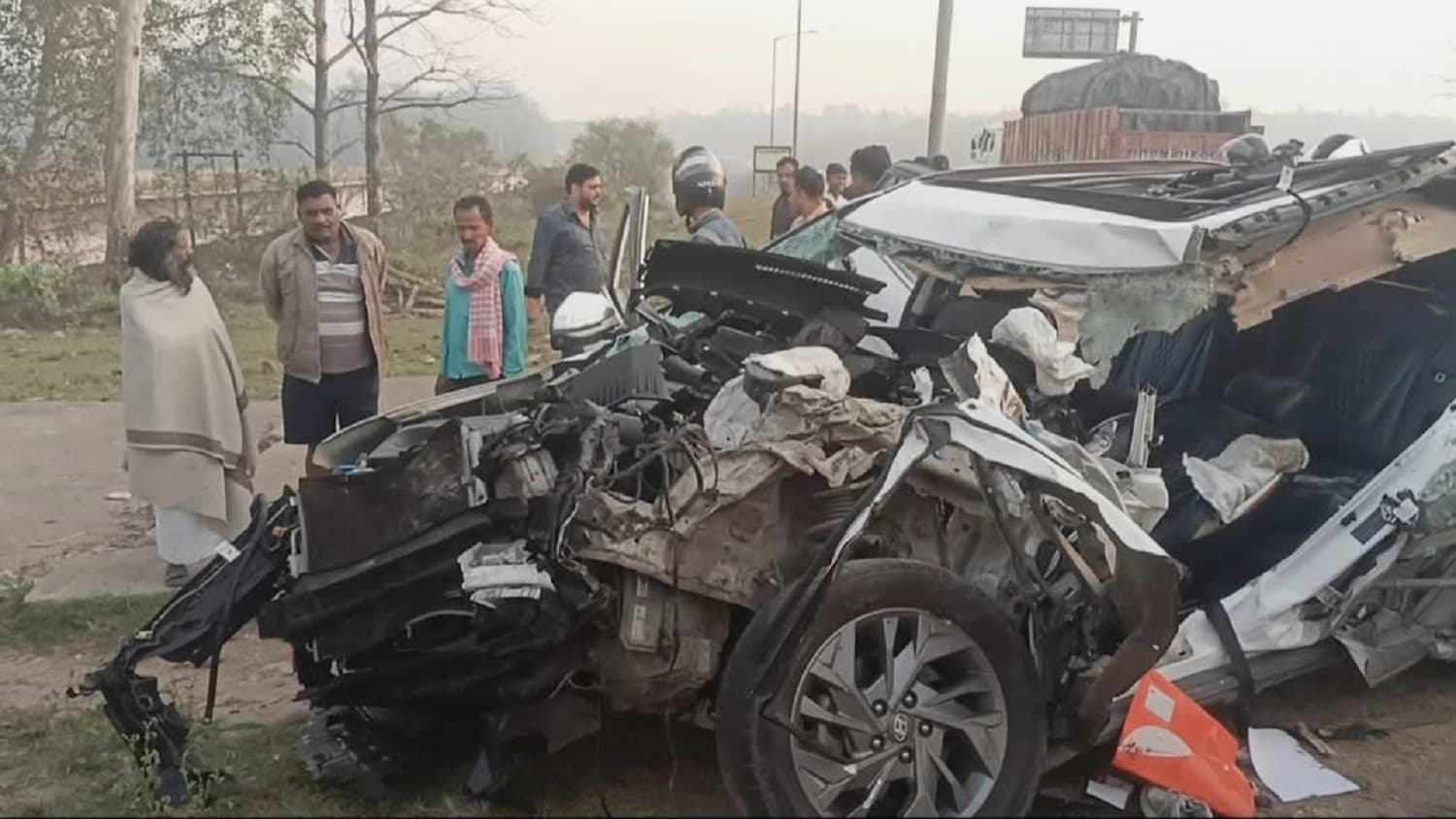 Bokaro News : सड़क दुर्घटना में कार चालक की मौत, सवार गंभीर