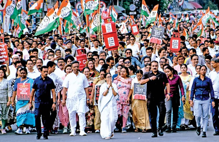 ममता ने केंद्र और चुनाव आयोग को बंगाल व महिला विरोधी कहा