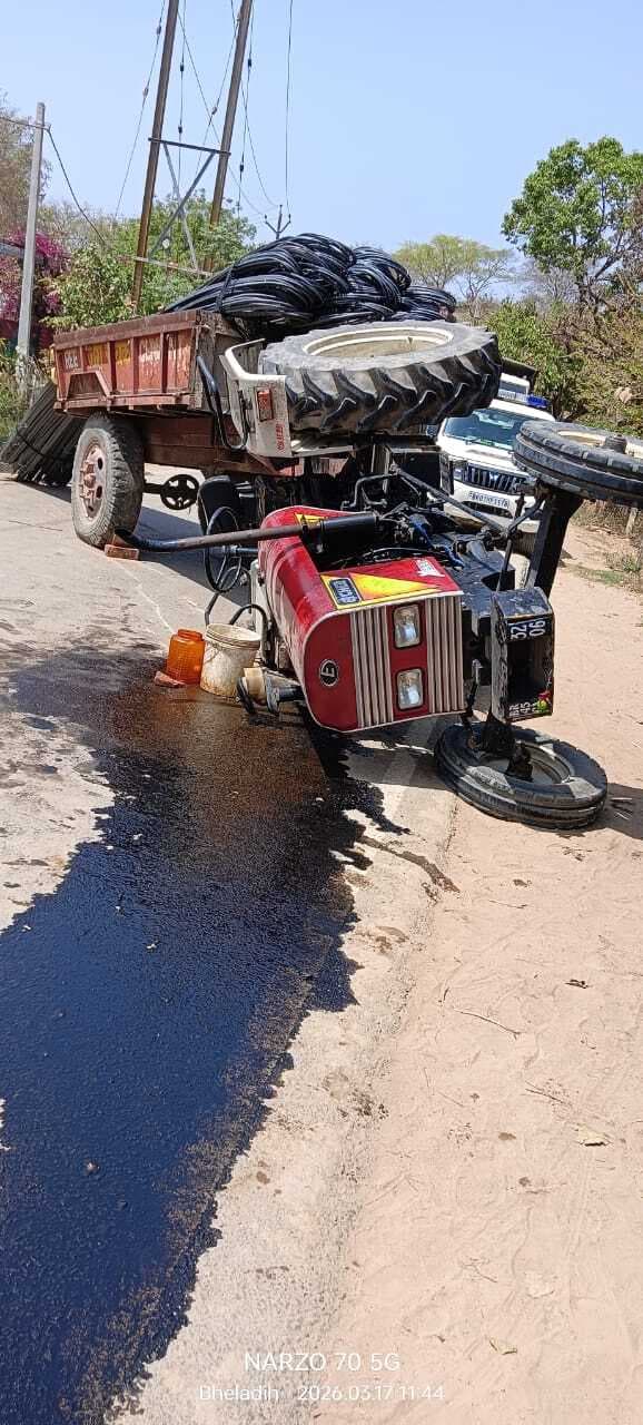 छड़ लदा ट्रैक्टर पलटा, बाल-बाल बचा चालक