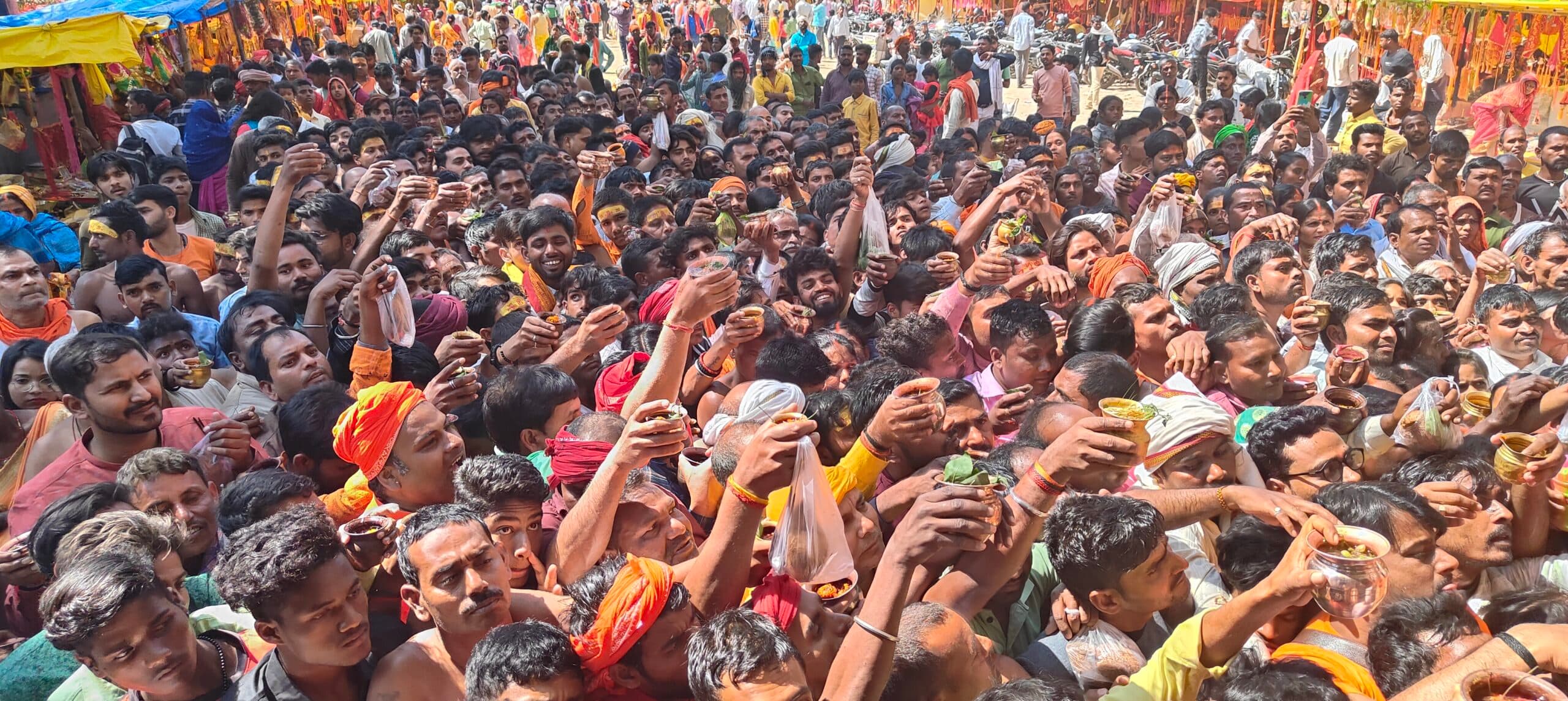 गुप्ताधाम में लाखों शिवभक्तों ने किया जलाभिषेक