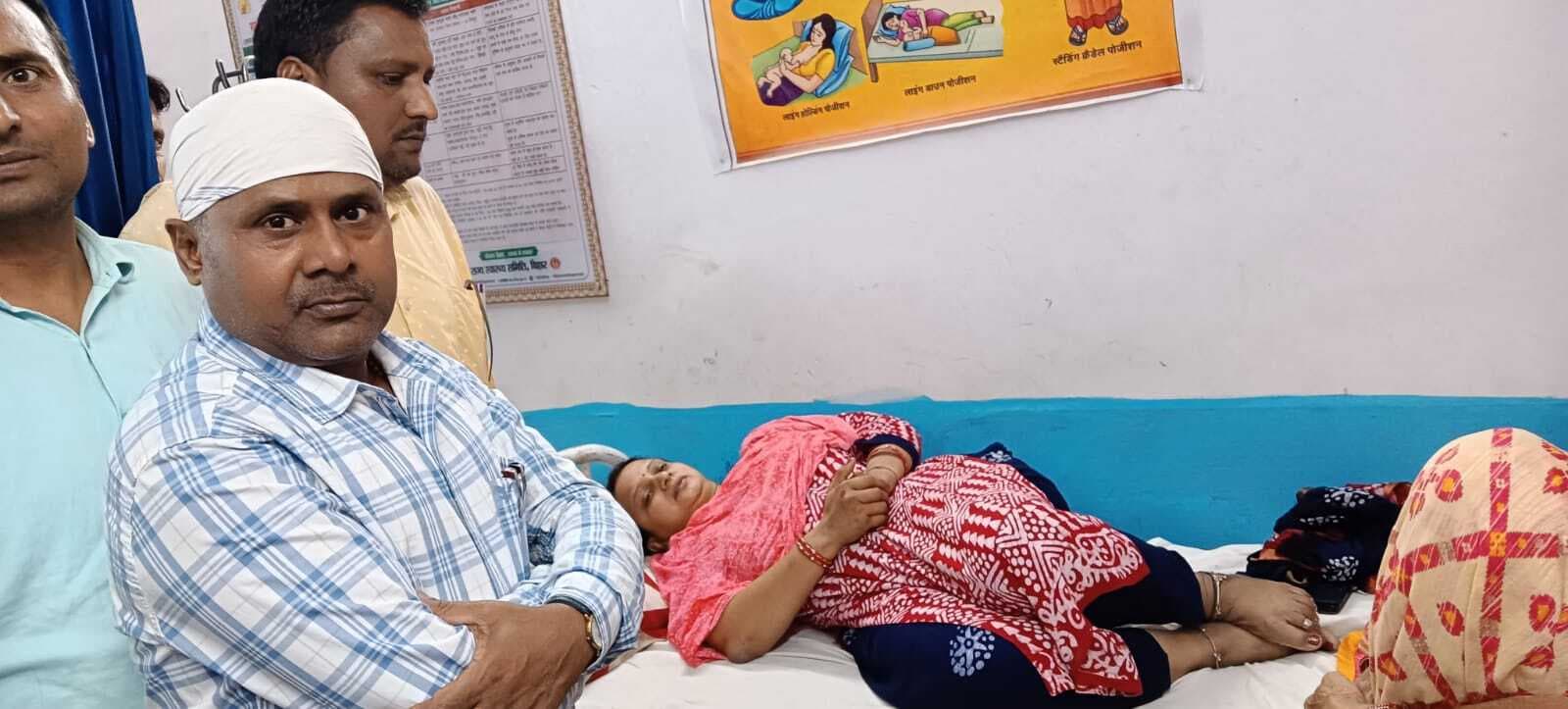 बाइक व स्कूटी की टक्कर में महिला शिक्षिका सहित तीन घायल