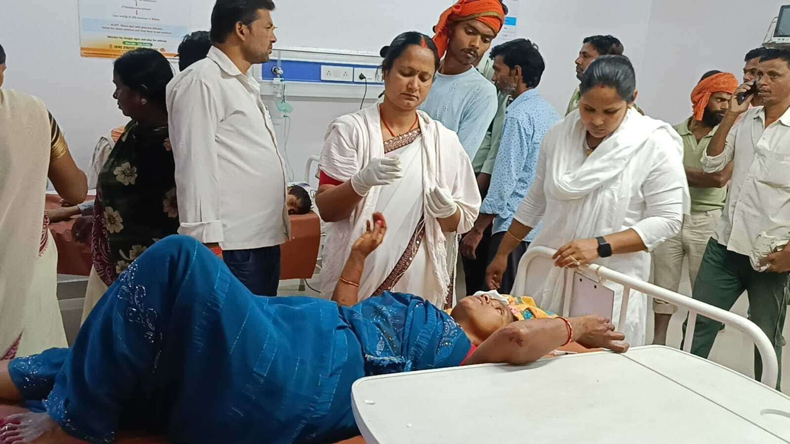 बाइक से टक्कर के बाद नाले में पलटा ऑटो, दबकर यात्री की मौत