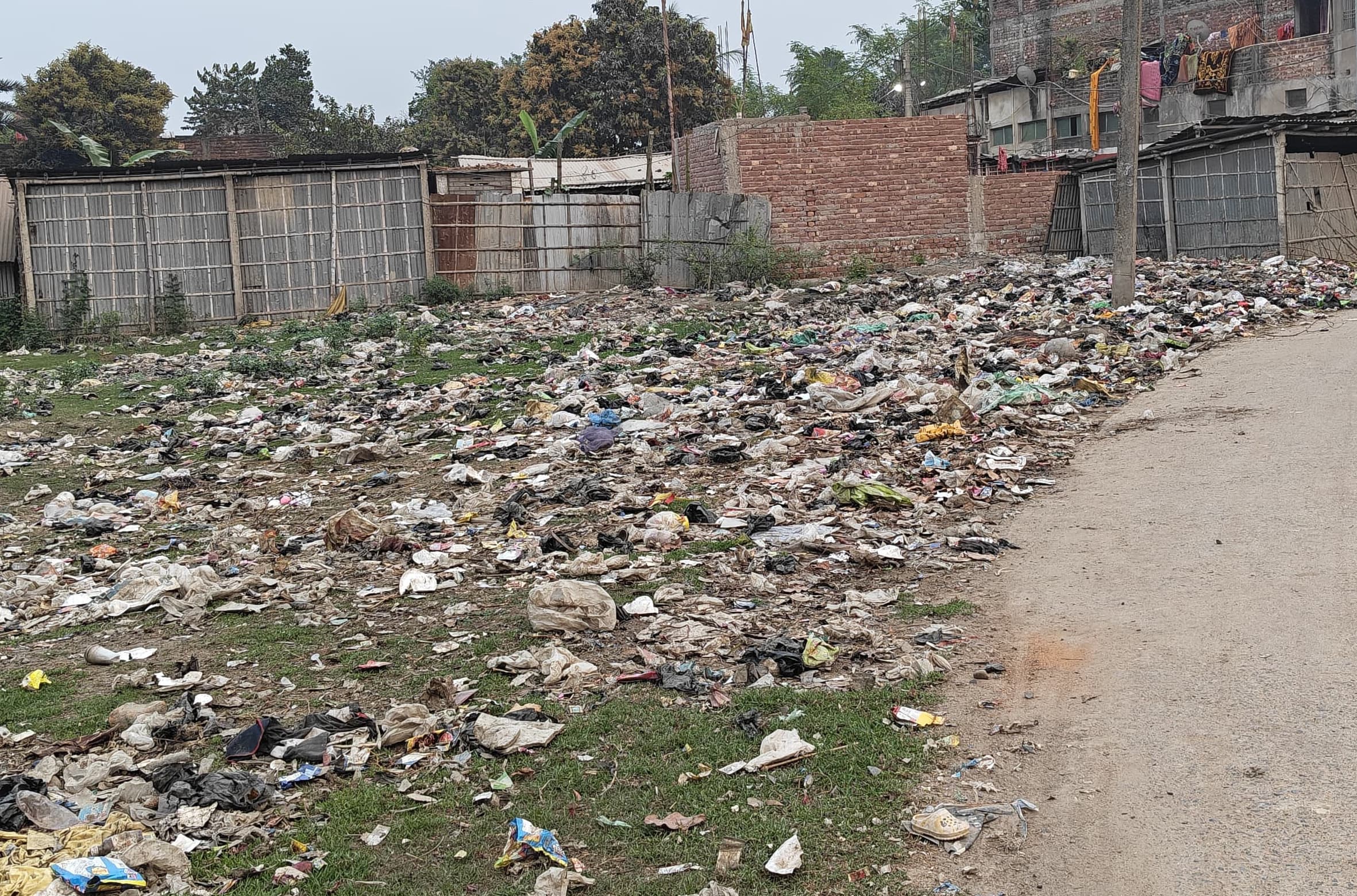 नपं वार्ड 11 के पासवान टोला से कचरा उठाव ठप, सड़ांध से लोग बेहाल