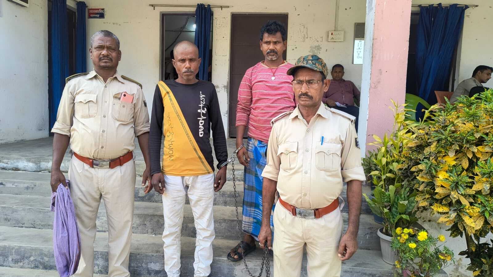 शराब पीने के आरोप में दो गिरफ्तार