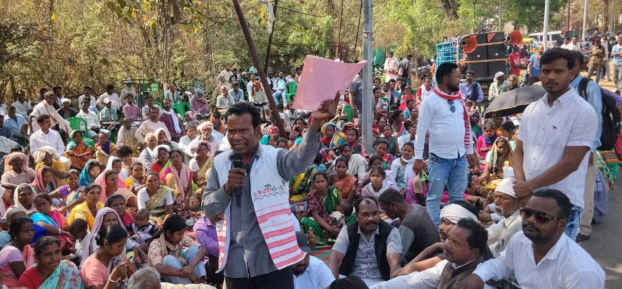 जिला में संगठित तरीके से लूटी जा रही आदिवासियों की जमीन