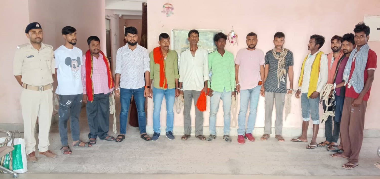 एक तस्कर व 11 शराबी गिरफ्तार