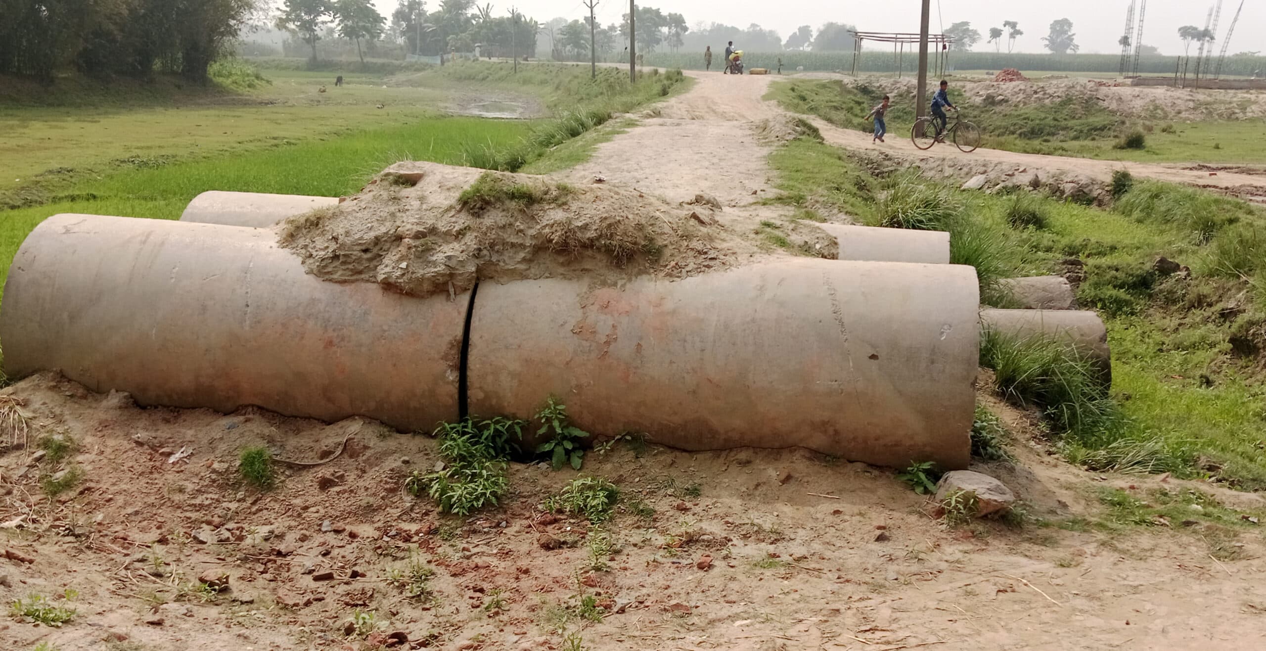 गड्ढा खोदने के छह महीने बाद भी नहीं बनी पुलिया, हल्की बारिश में ही आवागमन हुआ बाधित