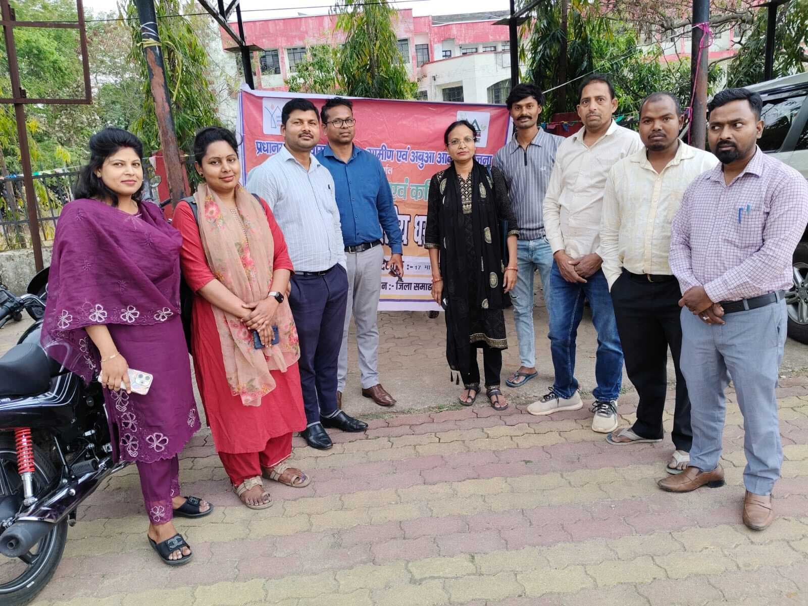 हड़ताल पर गये आवास योजना के संविदाकर्मी
