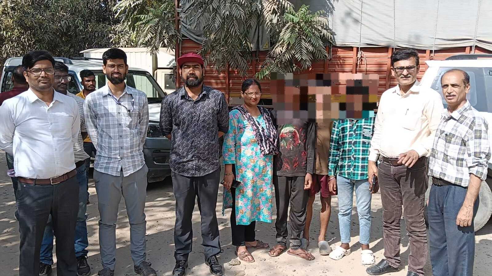 छापेमारी कर तीन बाल श्रमिकों को विभिन्न प्रतिष्ठानों से कराया मुक्त