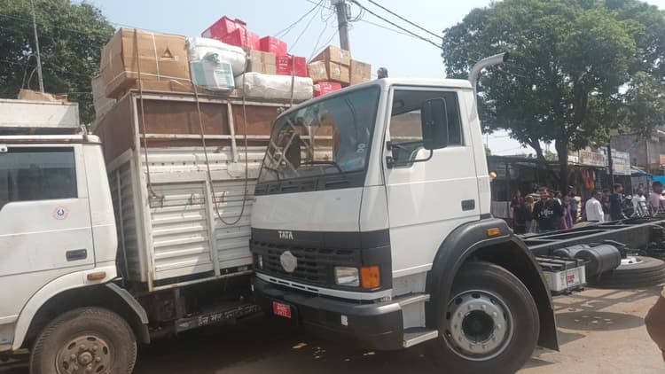 चेसिस ने ट्रक मारी टक्कर, बाल-बाल बचे लोग