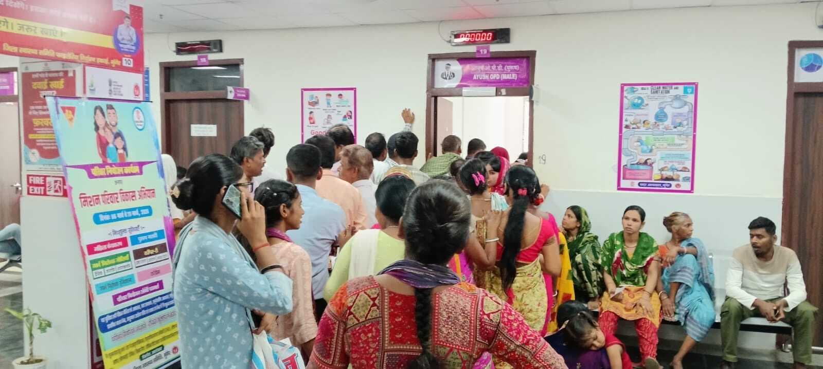 मात्र दो चिकित्सकों के भरोसे चलता रहा ओपीडी, लंबी लाइनों में मरीज रहे परेशान