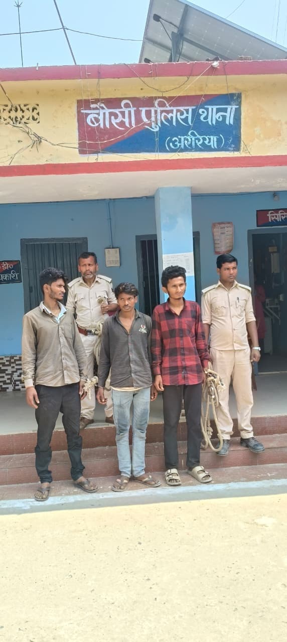 ग्रामीणों ने तीन युवकों को पकड़ कर पुलिस को सौंपा