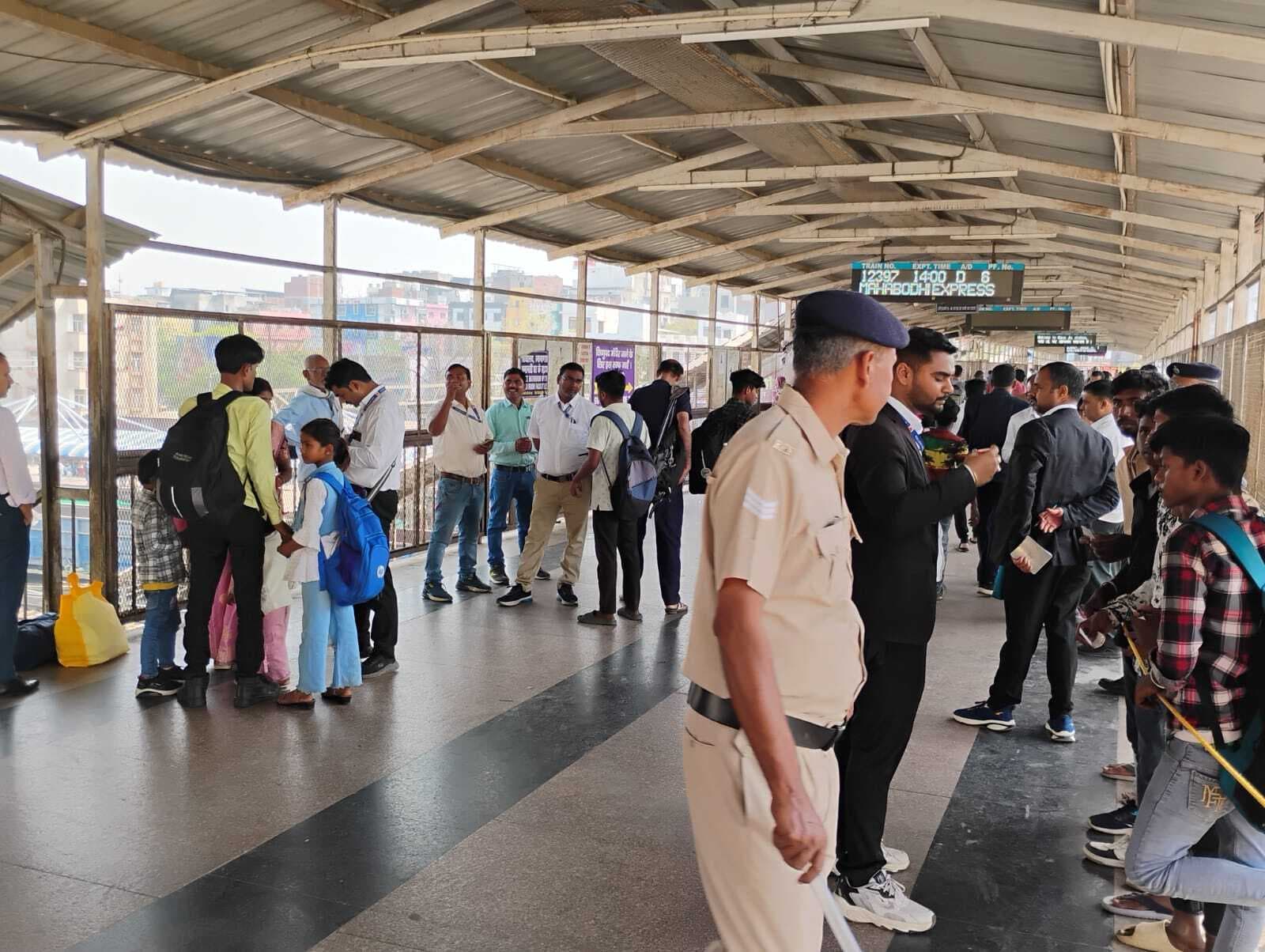 1729 रेलयात्रियों से वसूले गये 9.74 लाख रुपये