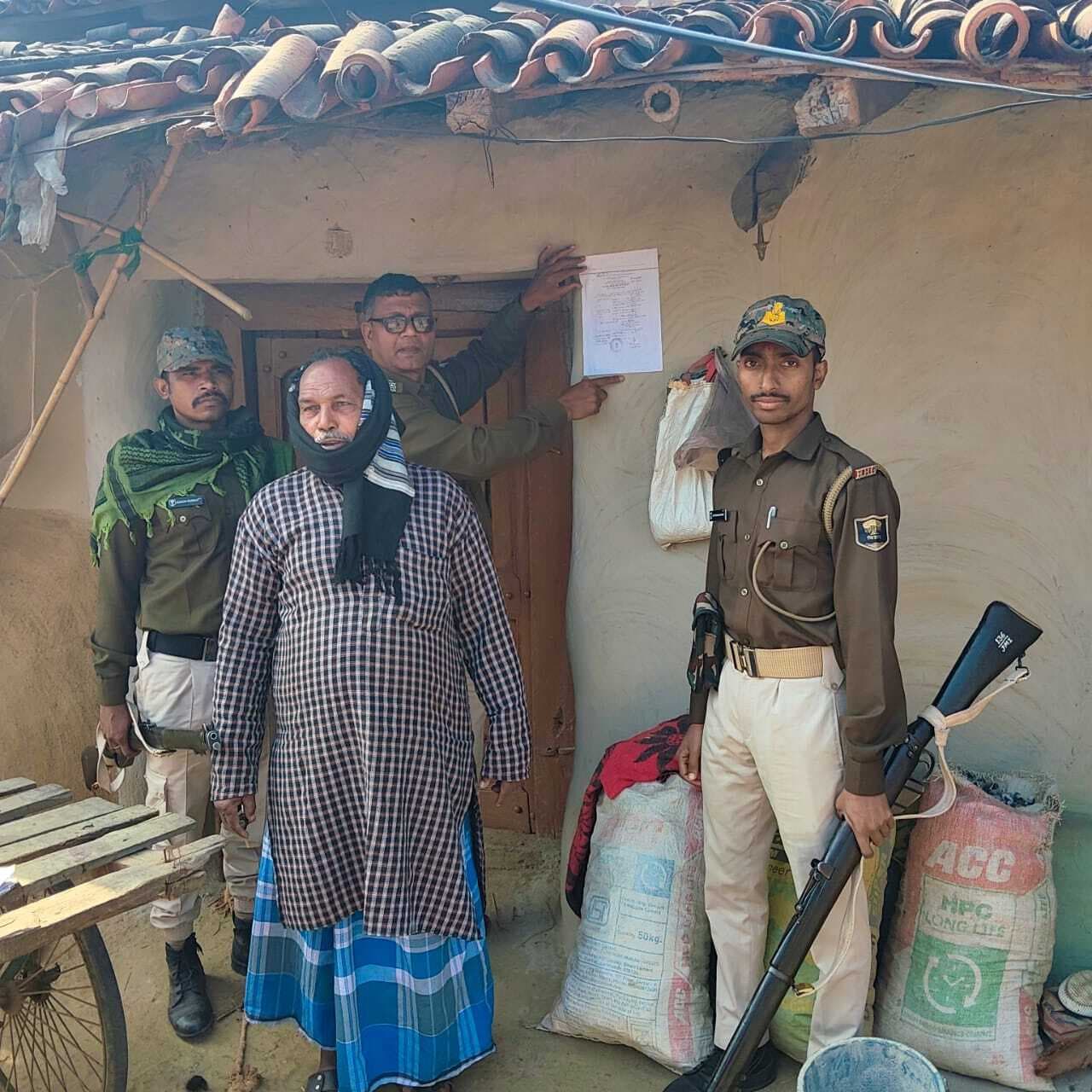 दहेज उत्पीड़न के फरार आरोपी के घर चिपकाया इश्तेहार