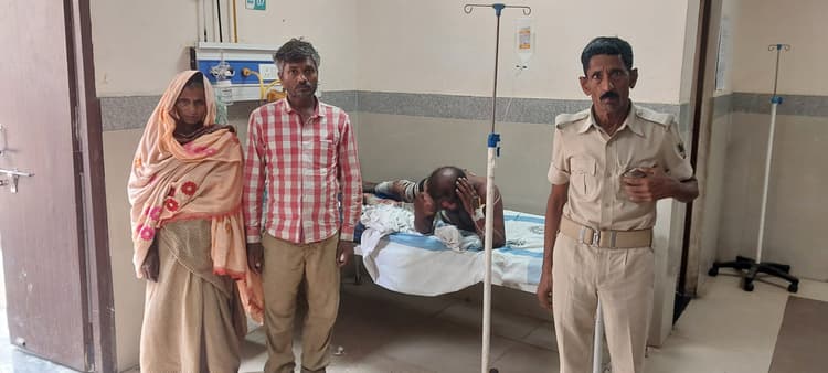 रेलवे स्टेशन पर हाइटेंशन तार की चपेट में आकर युवक झुलसा