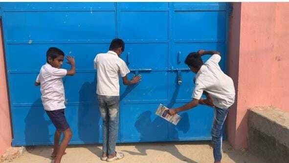 विद्यालय का गेट बंद कर शिक्षकों ने मनायी मुर्गा पार्टी, गेट पर खड़े रहे छात्र