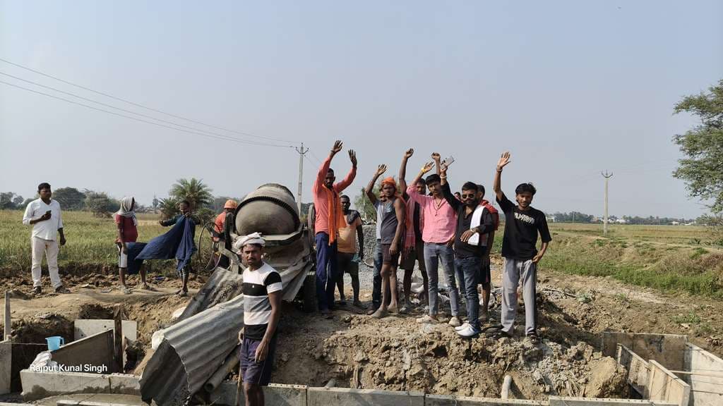 घटिया पुलिया निर्माण कार्य को लेकर ग्रामीणों का फूटा आक्रोश, किया प्रदर्शन