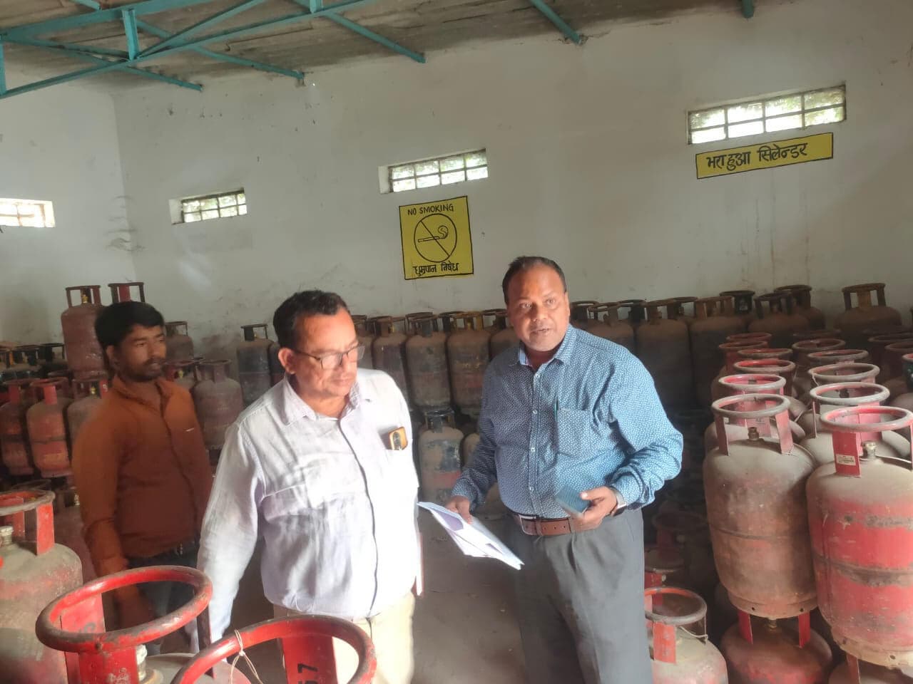 बीडीओ व एमओ ने गैस एजेंसी का किया निरीक्षण