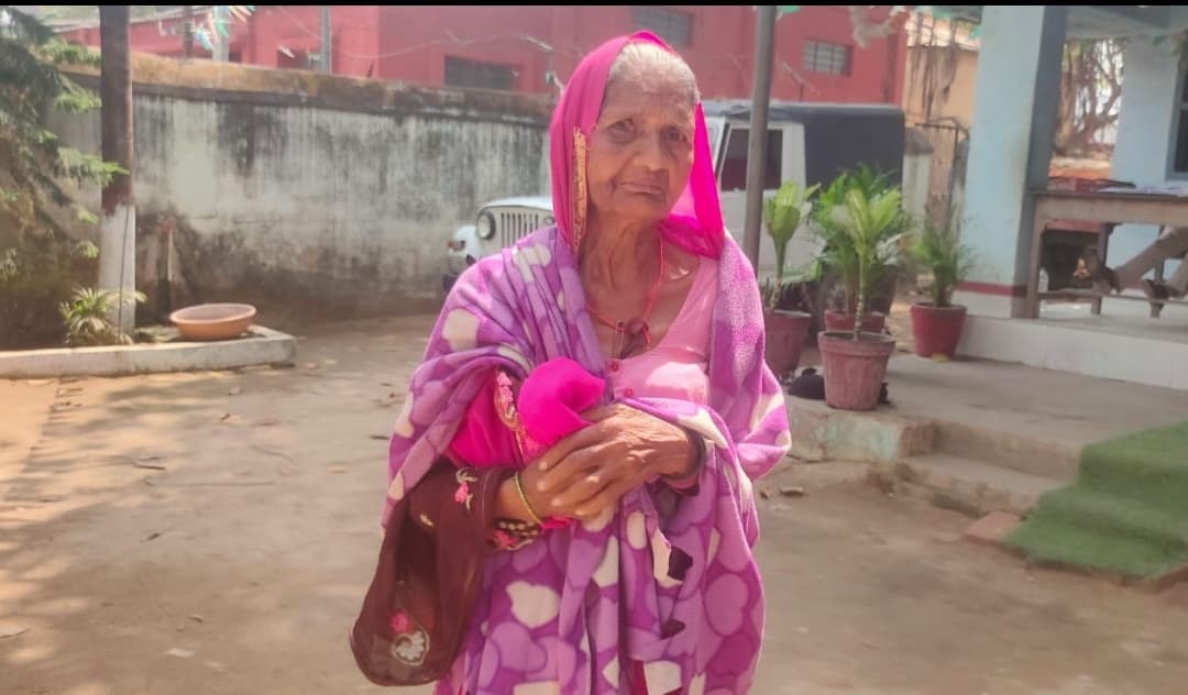 वृद्ध मां को पुत्रों ने भोजन पानी बंद कर घर से किया बाहर