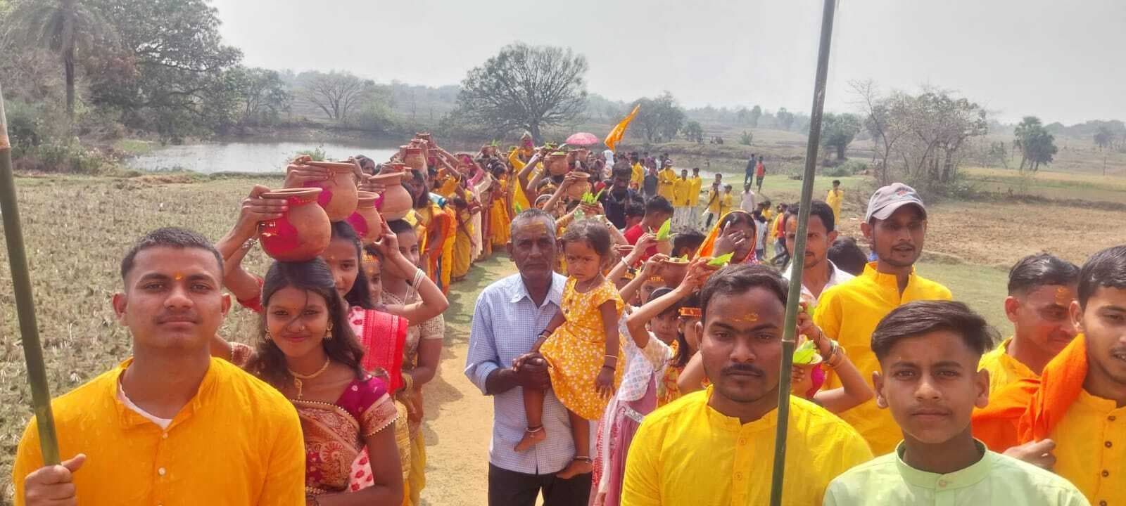 मंझलाडीह में कथा को लेकर निकली कलश यात्रा