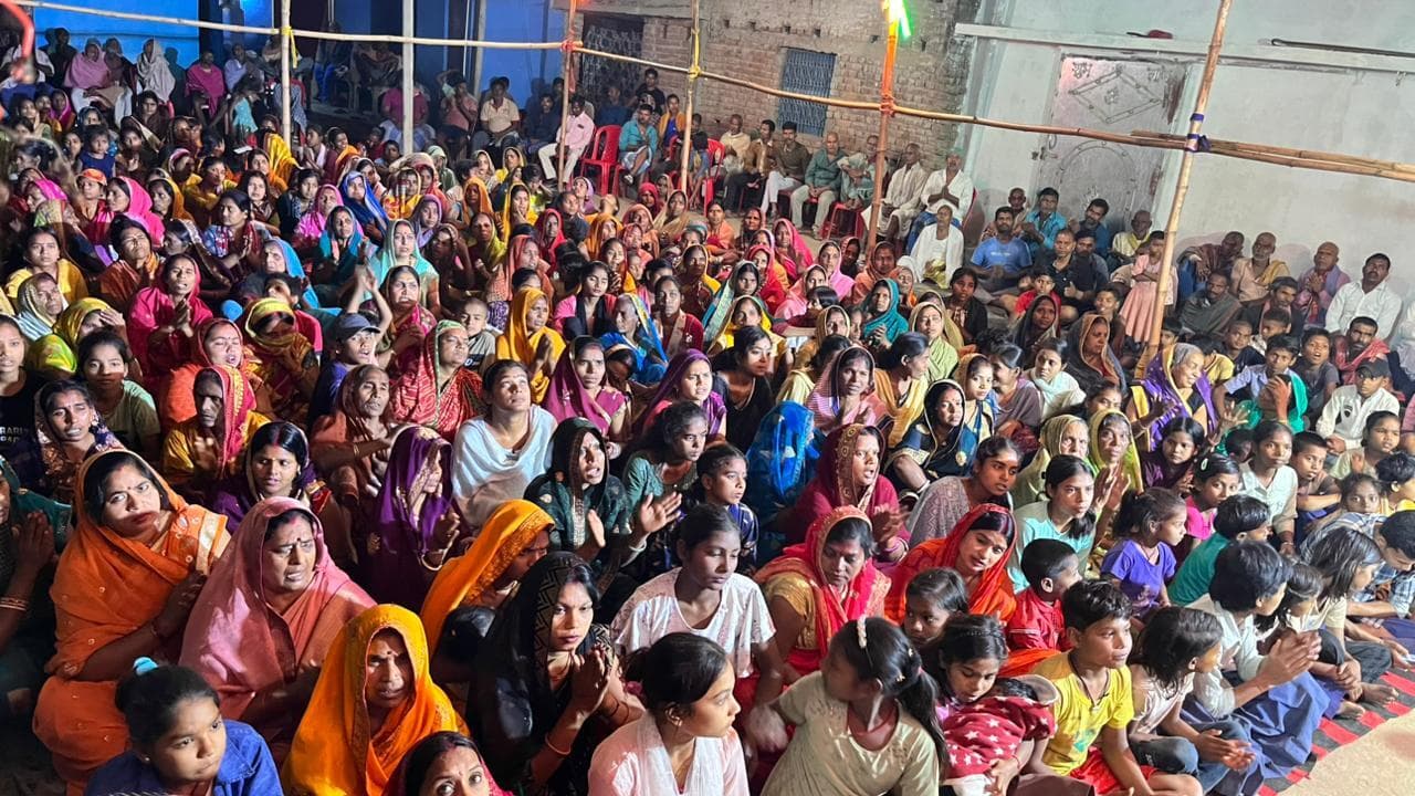 श्रीमद्भागवत कथा से माहौल भक्तिमय