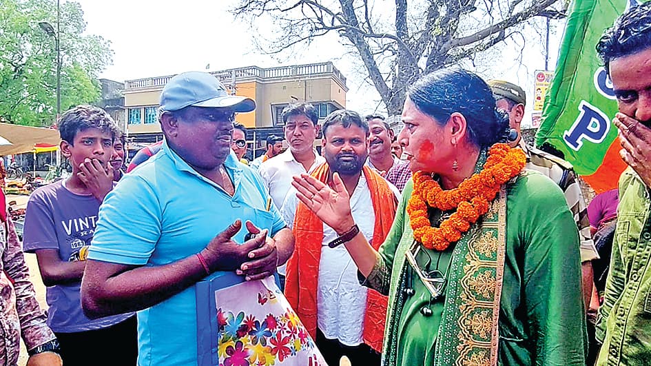 आसनसोल दक्षिण में चढ़ा चुनावी पारा, अग्निमित्रा व तृणमूल नेता सिदान में तीखी नोक-झोंक आसनसोल दक्षिण में चढ़ा चुनावी पारा, अग्निमित्रा व तृणमूल नेता सिदान में तीखी नोक-झोंक