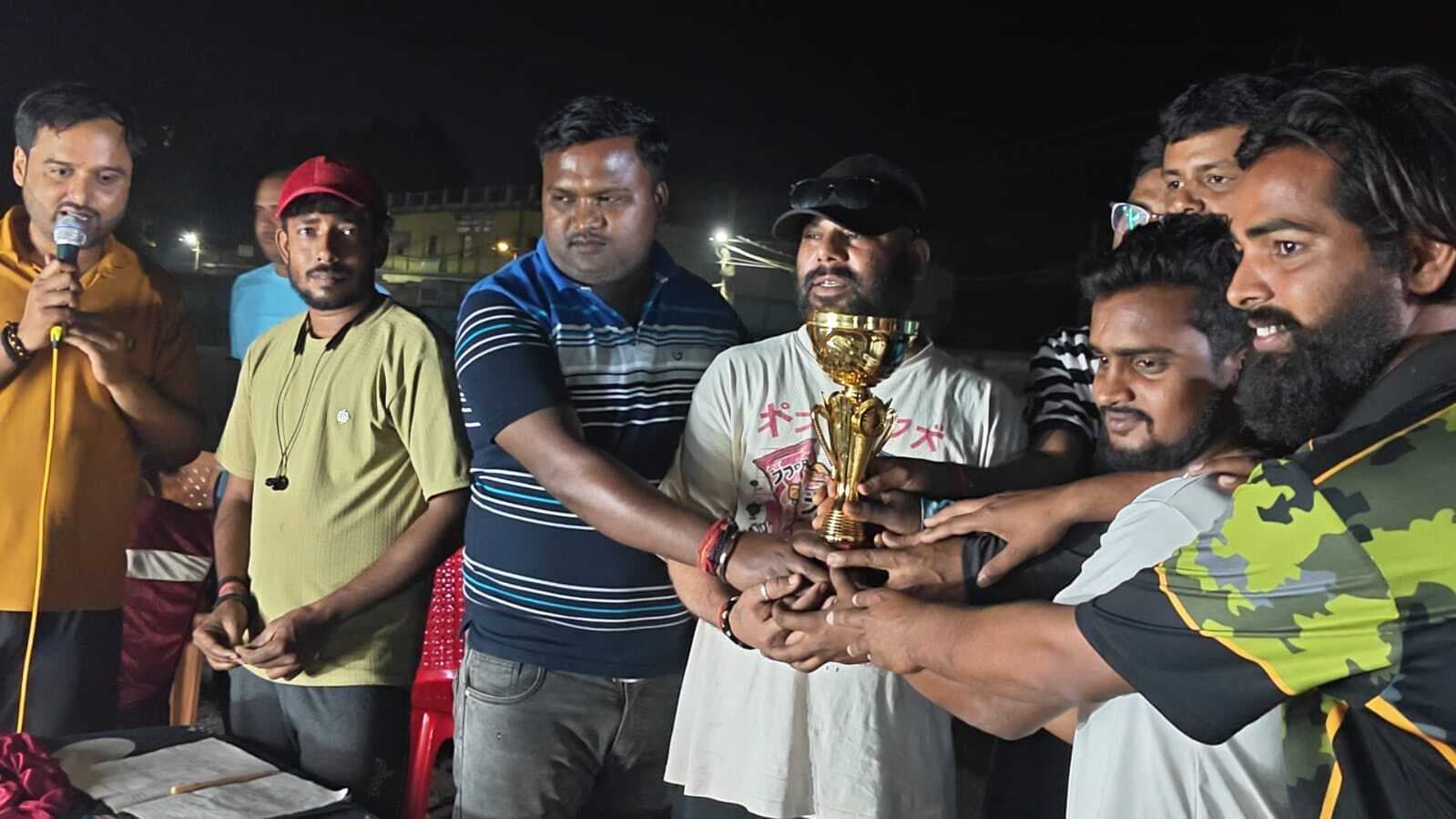 नाइट क्रिकेट टूर्नामेंट में गिद्धौर ने बजलपुरा को हराया