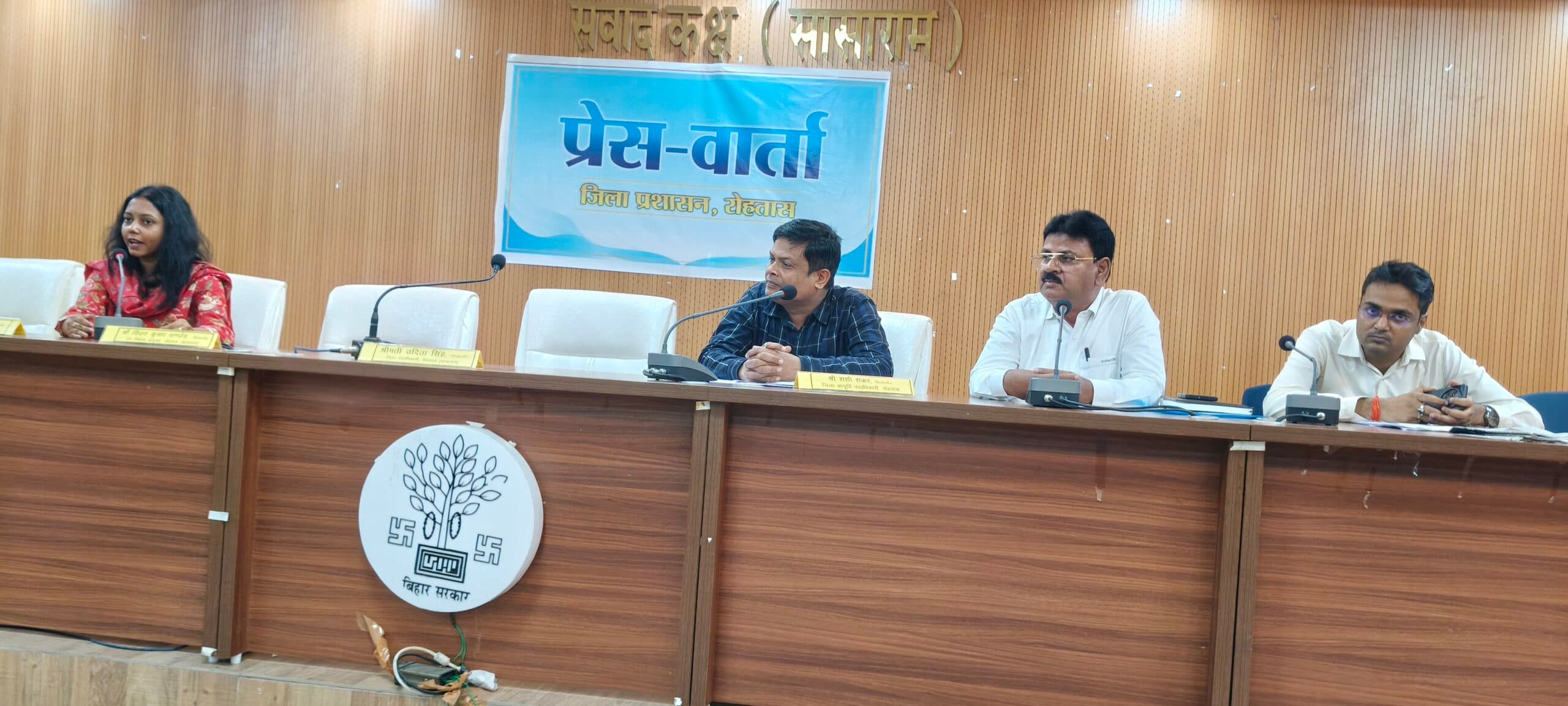 जिले में उपभोक्ताओं की संख्या पता नहीं, फिर भी पर्याप्त सिलिंडर उपलब्ध होने का दावा