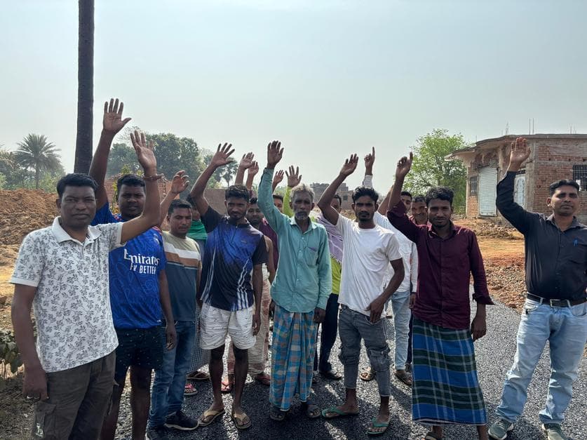 बोआरीजोर में घटिया पीसीसी सड़क निर्माण पर ग्रामीणों का विरोध