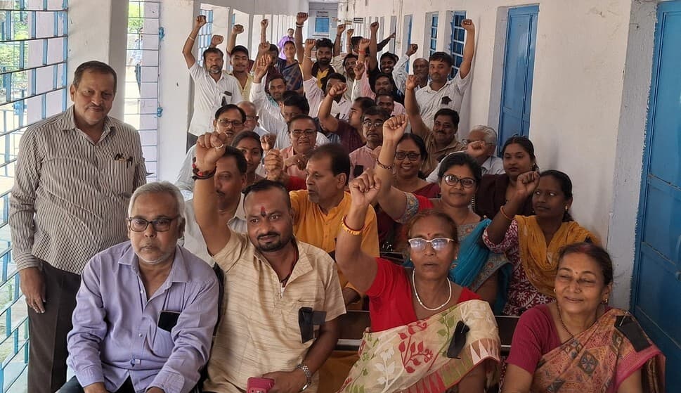 वेतन नहीं मिलने से नाराज कर्मियों ने दूसरे दिन काला बिल्ला लगाकर किया प्रदर्शन