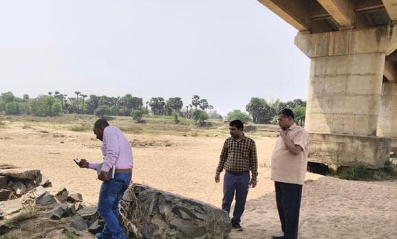 उच्चस्तरीय पुल के क्षतिग्रस्त हुए भाग का अधिकारियों ने किया निरीक्षण