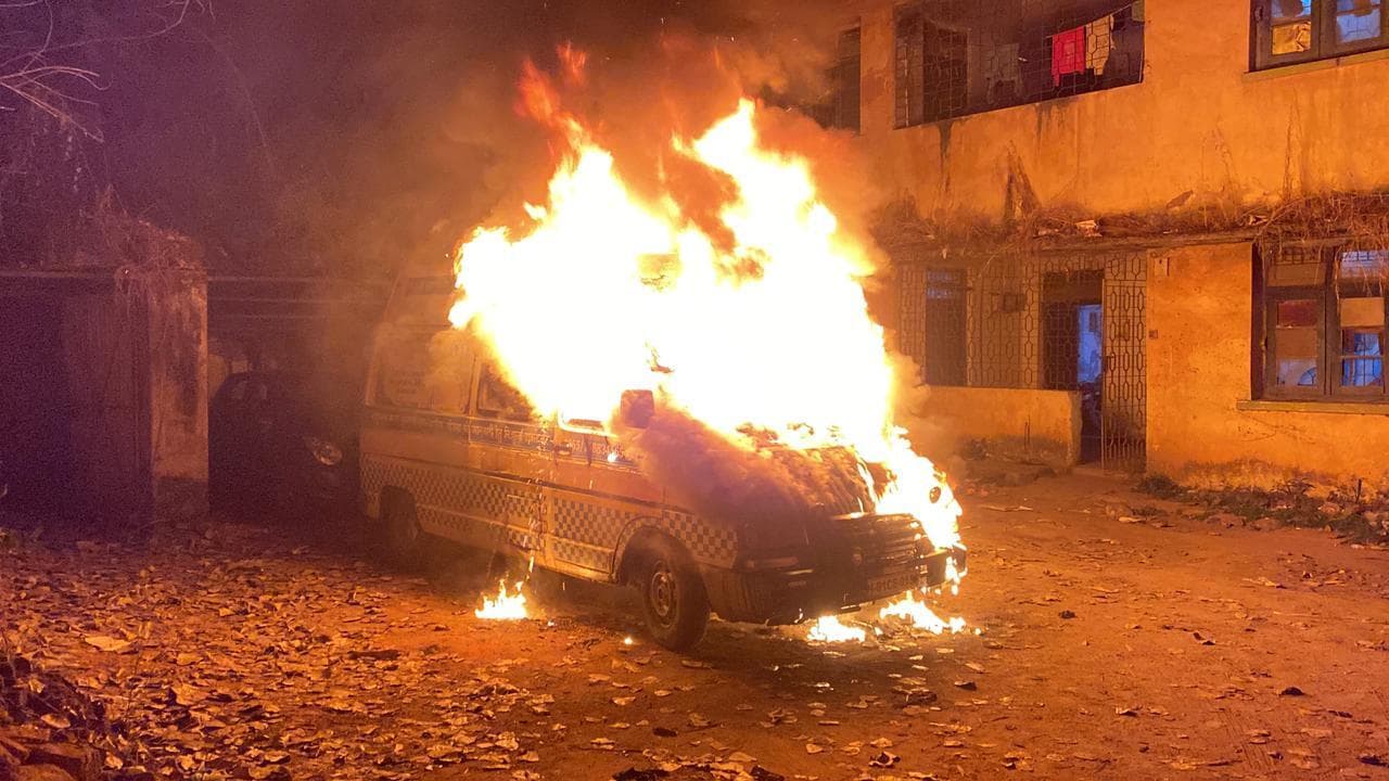 Giridih News : सदर अस्पताल परिसर में खड़ी 108 एंबुलेंस में लगी भीषण आग,