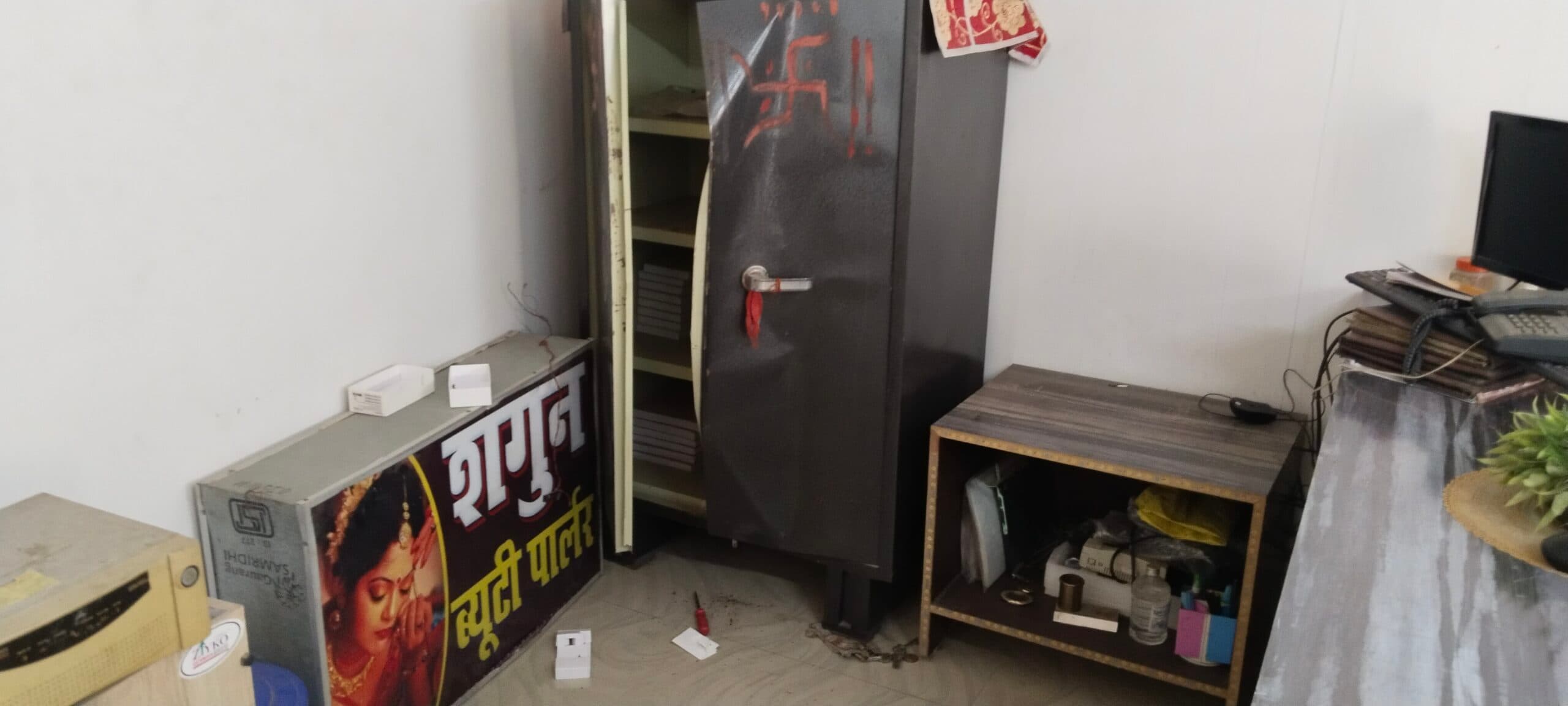 रेस्टोरेंट का दरवाजा तोड़कर कागजात समेत लाखों की चोरी