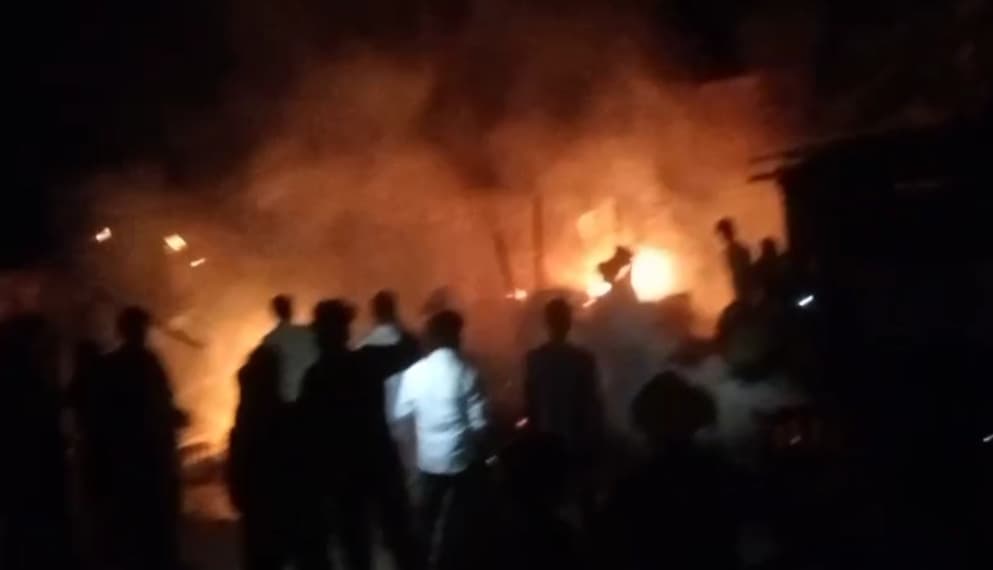 आग लगने से टोटो समेत तीन दुकानें जलकर राख