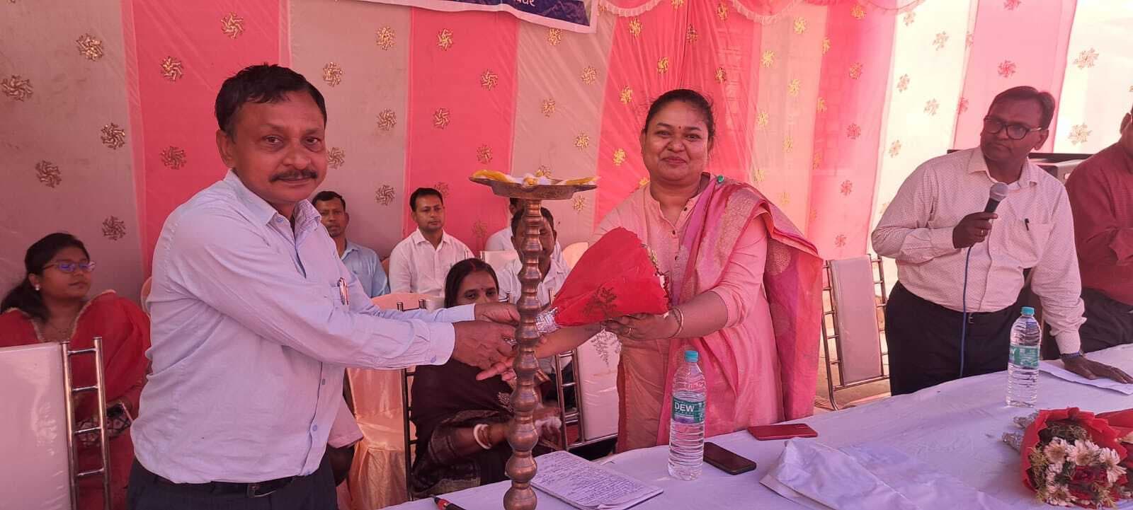 Deoghar news : कार्यशाला में पशुपालकों को दिया संदेश, वैज्ञानिक पद्धति अपनाकर बढ़ायें आय