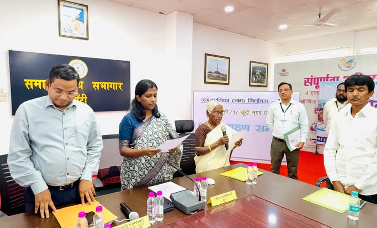 नगर पंचायत के अध्यक्ष व वार्ड पार्षद को डीसी ने दिलायी शपथ