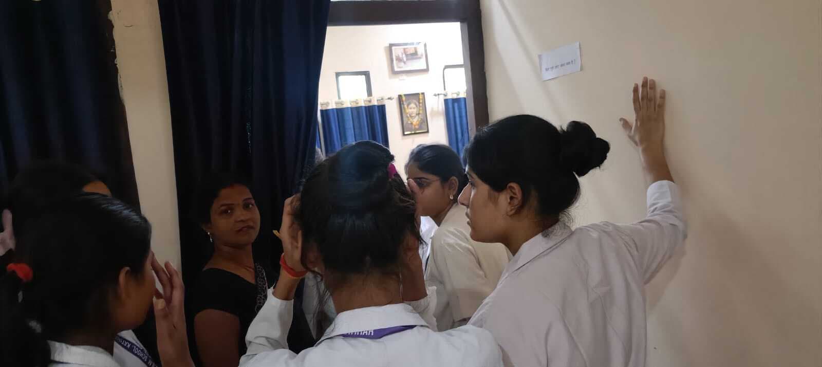 प्राचार्या को बदलने की मांग, छात्राएं बोलीं पढ़ाने नहीं आतीं शिकायत पर लगाती हैं फटकार