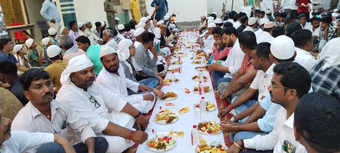 इफ्तार पार्टी का आयोजन