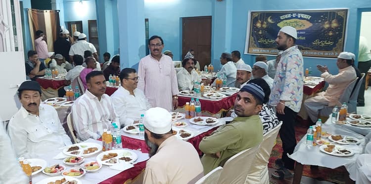 दावत-ए-इफ्तार का आयोजन, आपसी भाईचारे का दिया संदेश