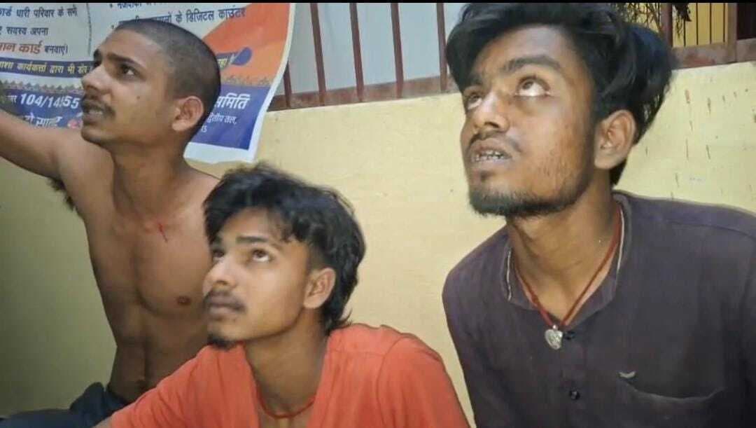 ग्रामीणों ने बाइक लुटेरों को पकड़ा, हथियार बरामद