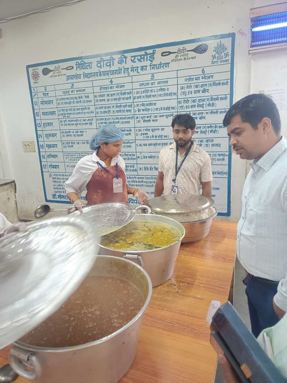 डीएम ने अंबेडकर आवासीय विद्यालय का किया निरीक्षण