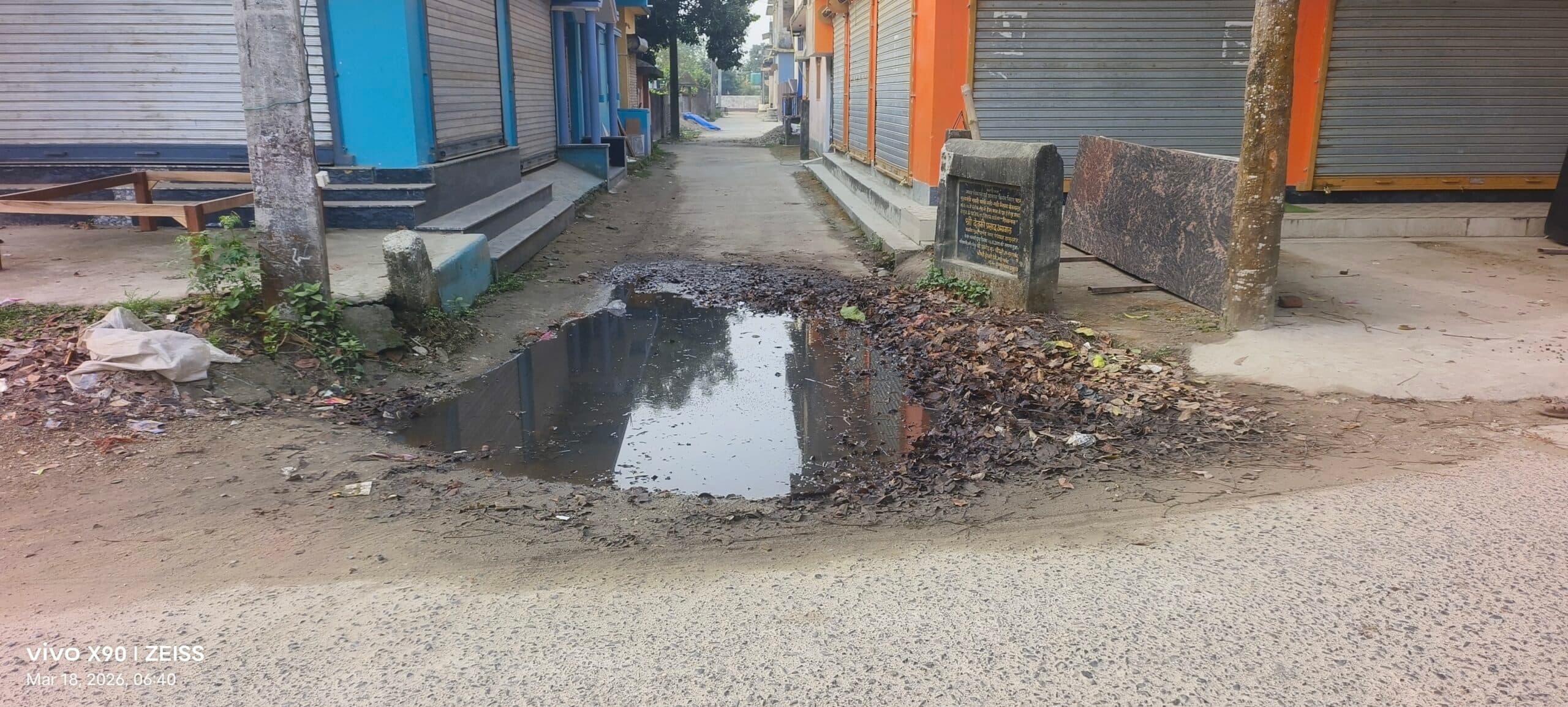 सड़क पर कई जगह जल जमाव, मुख्य सड़क का स्तर उंचा और संपर्क पथ का स्तर नीच छोड़ देने के कारण हो रहा जल जमाव