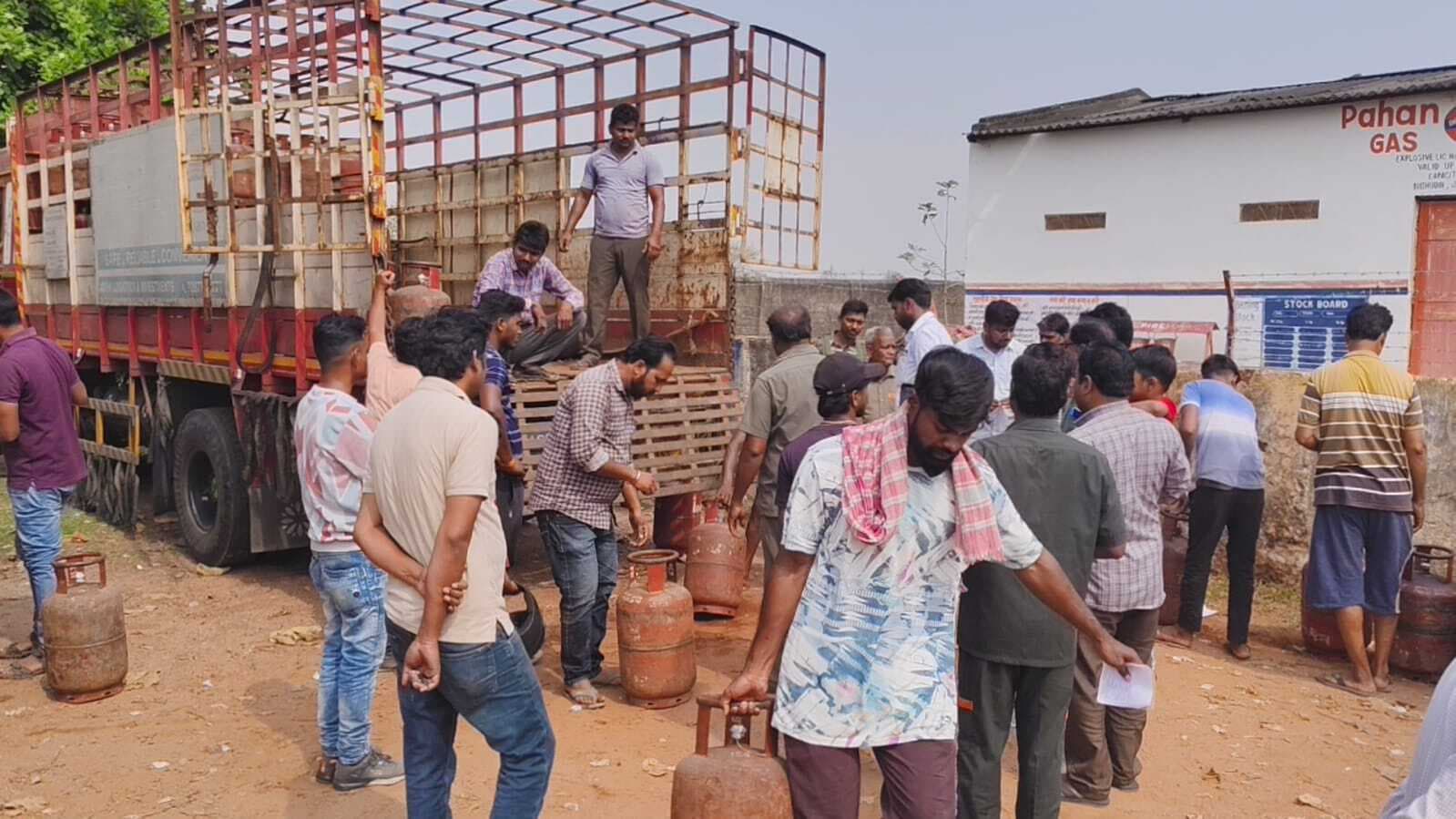 जामताड़ा पहुंचा गैस सिलिंडर, लोगों में प्राप्त करने की होड़