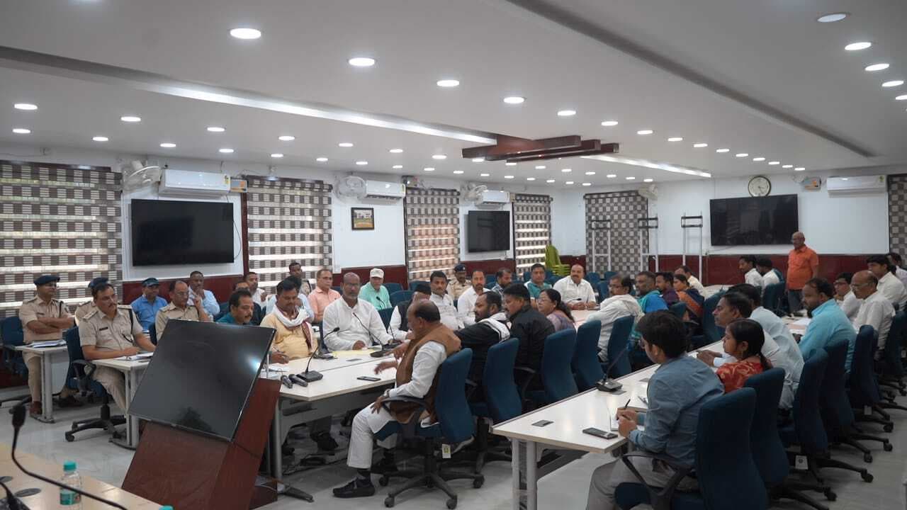 ईद व रामनवमी के दौरान सुरक्षा के कड़े इंतजाम : डीएम