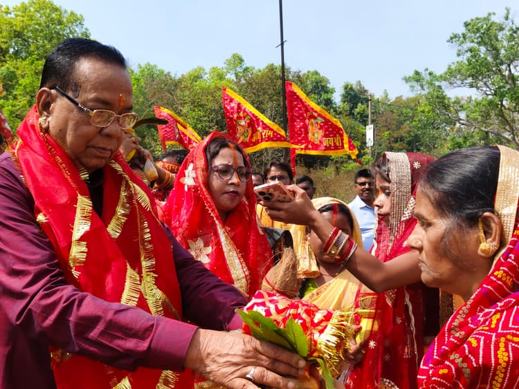 1111 श्रद्धालुओं ने निकाली कलश यात्रा